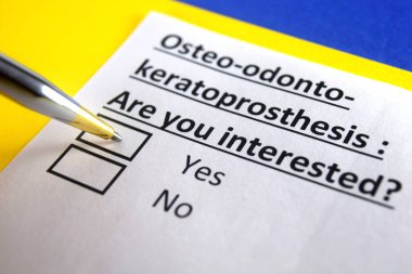 Bir kişi osteo-odonto-keratoprostez hakkındaki soruyu cevaplıyor..