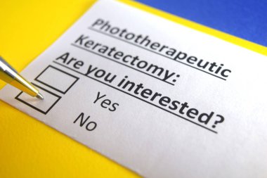 Bir kişi fototerapi keratektomisi ile ilgili soruya cevap veriyor..