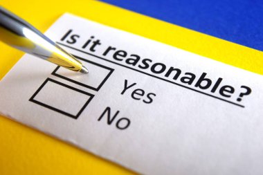 Bir kişi işiyle ilgili soruya cevap veriyor. Mantıklı mı?.