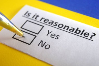 Bir kişi işiyle ilgili soruya cevap veriyor. Mantıklı mı?.