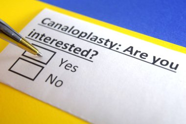 Bir kişi kanaloplasti ile ilgili soruya cevap veriyor..