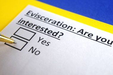 Bir kişi bağırsaklarının çıkarılması ile ilgili soruya cevap veriyor..