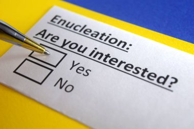 Bir kişi enükleasyon ile ilgili soruya cevap veriyor..