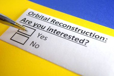 Bir kişi yörünge yapılandırmasıyla ilgili soruya cevap veriyor..