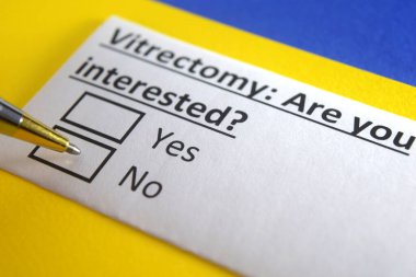 Bir kişi vitrektomi ile ilgili soruya cevap veriyor..