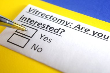 Bir kişi vitrektomi ile ilgili soruya cevap veriyor..