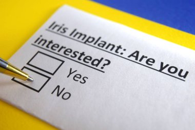 Bir kişi Iris implantı ile ilgili soruya cevap veriyor..