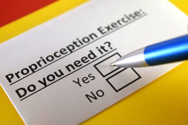 Bir kişi önyargı egzersizi ile ilgili soruya cevap veriyor..