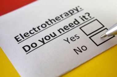 Bir kişi elektroterapi ile ilgili soruya cevap veriyor..