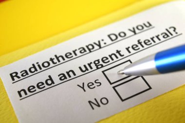 Bir kişi radyoterapi ile ilgili soruya cevap veriyor..