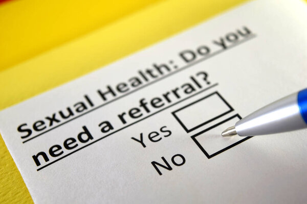 Один человек отвечает на вопрос о сексуальном здоровье.