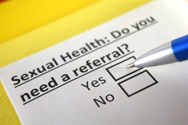 Один человек отвечает на вопрос о сексуальном здоровье.