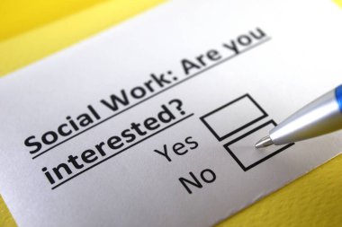 Bir kişi sosyal hizmetlerle ilgili soruya cevap veriyor..