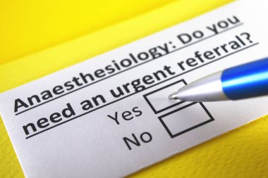 Bir kişi anestezi hakkındaki soruyu cevaplıyor..