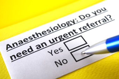 Bir kişi anestezi hakkındaki soruyu cevaplıyor..