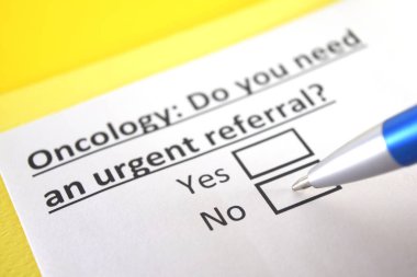 Bir kişi onkoloji ile ilgili soruya cevap veriyor..