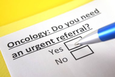 Bir kişi onkoloji ile ilgili soruya cevap veriyor..