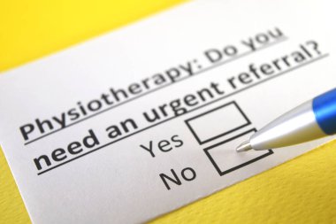 Bir kişi fizyoterapi ile ilgili soruya cevap veriyor..