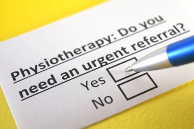 Bir kişi fizyoterapi ile ilgili soruya cevap veriyor..