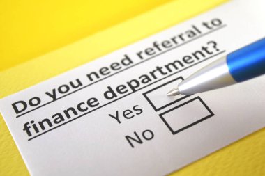 Bir kişi finans departmanıyla ilgili soruları cevaplıyor..