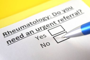 Bir kişi romatoloji ile ilgili soruya cevap veriyor..