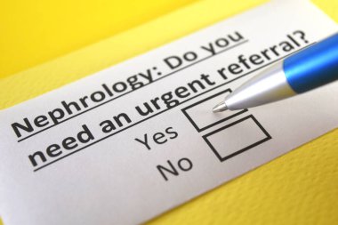 Bir kişi nefroloji ile ilgili soruya cevap veriyor..