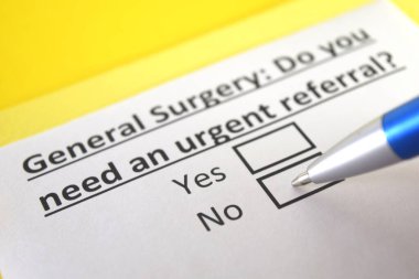 Bir kişi genel cerrahi ile ilgili soruya cevap veriyor..