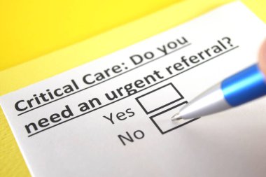 Bir kişi kritik bakım hakkındaki soruyu cevaplıyor..