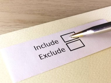 Bir kişi bir kağıt parçasındaki soruya cevap veriyor. Kişi dahil etmeyi ya da etmemeyi düşünüyor..