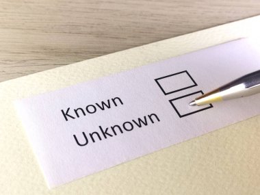 Bir kişi bir kağıt parçasındaki soruya cevap veriyor. Bu kişi tanınmayı ya da tanınmamayı düşünüyor..