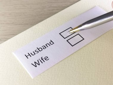 Bir kişi bir kağıt parçasındaki soruya cevap veriyor. Karı koca seçmeyi düşünüyor..