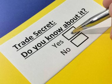 Bir kişi ticari sırlar hakkındaki soruları cevaplıyor..