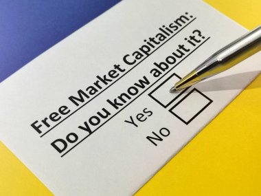Bir kişi serbest piyasa kapitalizmi ile ilgili soruları yanıtlıyor..