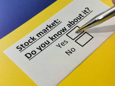 Bir kişi borsa ile ilgili soruya cevap veriyor..