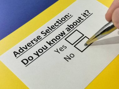 Bir kişi ters seçim hakkındaki soruyu cevaplıyor.