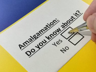 Bir kişi birleşmeyle ilgili soruya cevap veriyor..