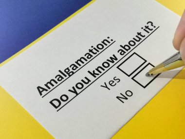 Bir kişi birleşmeyle ilgili soruya cevap veriyor..