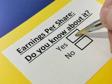 Hisse başına kazançla ilgili soruya bir kişi cevap veriyor.