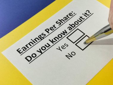 Hisse başına kazançla ilgili soruya bir kişi cevap veriyor.