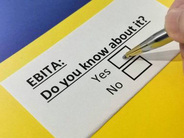 Bir kişi faiz, vergi, değer kaybı ve amortisman öncesi kazançlarla ilgili soruyu yanıtlıyor.