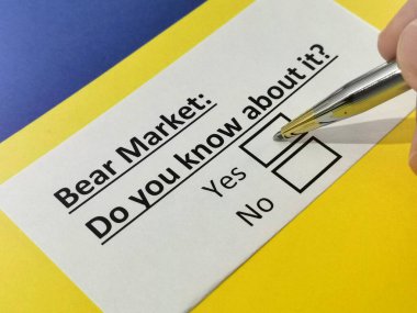 Bir kişi ayı pazarı ile ilgili soruya cevap veriyor..