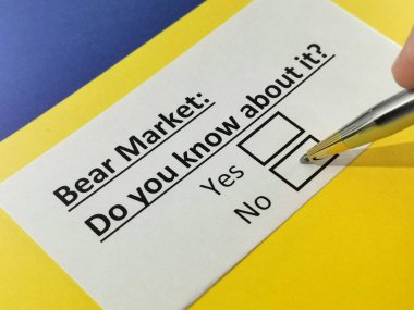 Bir kişi ayı pazarı ile ilgili soruya cevap veriyor..