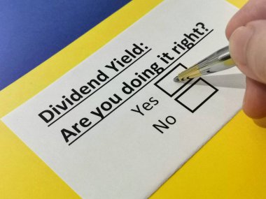 Bir kişi kar getirisi sorusunu cevaplıyor.