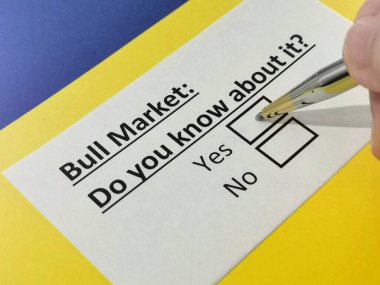 Bir kişi, boğa pazarı ile ilgili soruya cevap veriyor..