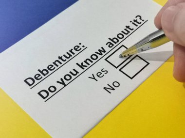 Bir kişi borçla ilgili soruya cevap veriyor..