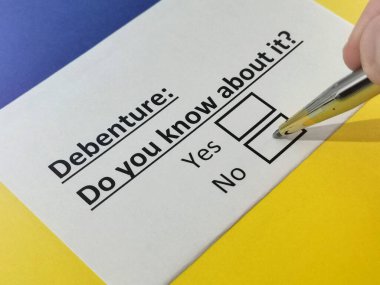 Bir kişi borçla ilgili soruya cevap veriyor..