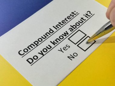 Bir kişi bileşik faiz ile ilgili soruya cevap veriyor.