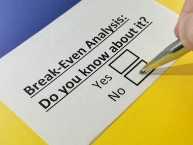 Bir kişi mola analiziyle ilgili soruya cevap veriyor..