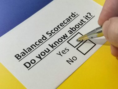 Bir kişi dengeli skor kartı ile ilgili soruya cevap veriyor..