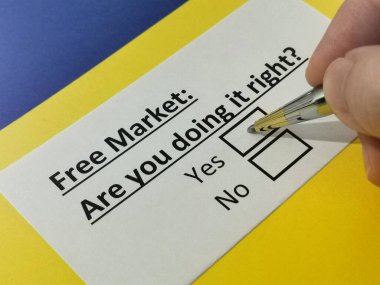 Bir kişi serbest piyasa hakkındaki soruları cevaplıyor..